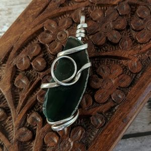 Silver pendant with green geode